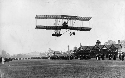 Grahame White vliegt met zijn machine vanaf de Ranelagh Club, hetzelfde jaar als de Manchester-vlucht, 1910 door Thomas E. and Horace Grant Grant