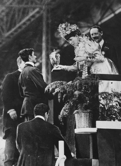 Koningin Alexandra overhandigt een speciale beker aan Dorando om zijn grote inspanning om de Olympische marathon in juli 1908 te winnen te herdenken door Thomas E. and Horace Grant Grant