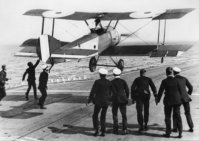 Squadron Commander Edwin Dunning landt een Sopwith Pup aan boord van HMS Furious, 2 augustus 1917 door Thomas E. and Horace Grant Grant