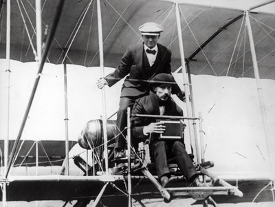 Thomas E. Grant met Mr. Lewis Turner in een vliegmachine om de zonsverduistering te fotograferen, 1912 door Thomas E. and Horace Grant Grant