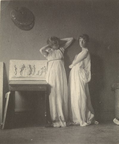 [Twee vrouwelijke modellen in klassieke kleding met Eakins