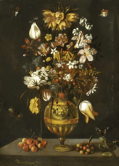 Goudbronzen bloemenvaas met kersen, boomaardbeien en amandelen op een tafel door Thomas Hiepes