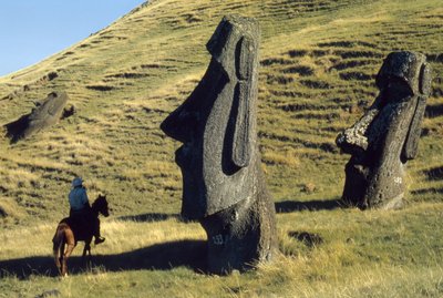 Paaseilandmonolieten genaamd moai in een vulkanisch landschap zijn oude wachters van... door Thomas J. Abercrombie