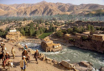 Stamleden bij de Kokcha-rivier die door een kloof in Faizabad stroomt, een Afghaanse provinciale hoofdstad door Thomas J. Abercrombie