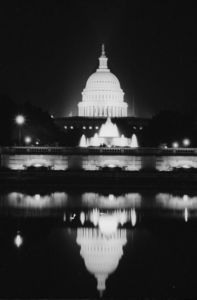 Westfront van het Amerikaanse Capitool weerspiegeld in de Reflecting Pool bij nacht door Thomas J. O