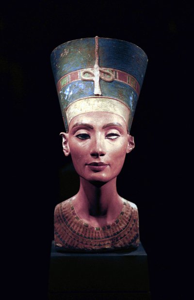 Borstbeeld van Nefertiti (ca. 1370- ca. 1330 v.Chr.) Grote Koninklijke Vrouw (hoofdgemaal) van de Egyptische farao Akhenaten. Nefertiti en haar man waren bekend om een religieuze revolutie. Ze begonnen slechts één god te aanbidden, Aten, de zonneschijf. door Thutmose Thutmose