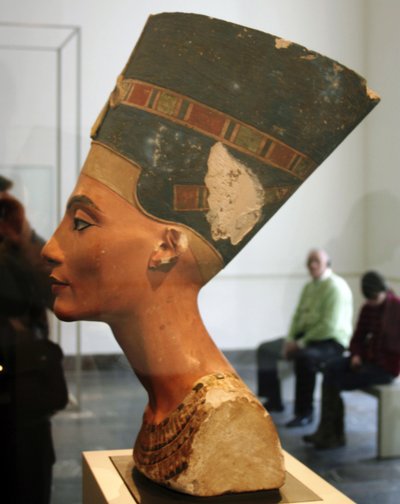 Portretbuste van Nefertiti, koningin-gemalin van farao Akhenaton in het Egyptisch Museum in het Altes Museum Berlijn door Thutmose Thutmose