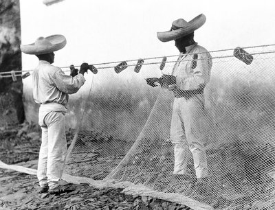Vissers met netten, Mexico, ca. 1926 door Tina Modotti