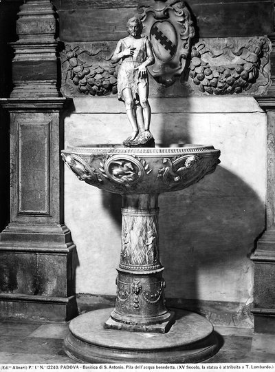 Wijwaterbekken bekroond door een beeldje van Johannes de Doper, Basiliek van S. Antonio, Padua door Tullio Lombardo