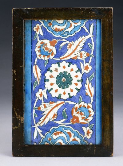 Een Iznik Randtegel, met een Centrale Bloemkop tussen Krullende Palmet en Bladerrank door Turkish School