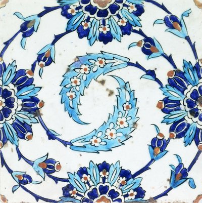 Een Iznik keramische tegel, met een spiraalvormig bloemmotief, begin 17e eeuw door Turkish School