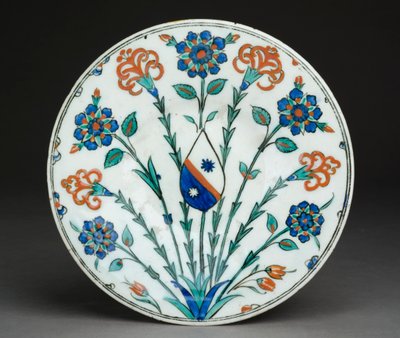 Schaal met Europees wapen, Iznik aardewerk, Turks, ca. 1570 door Turkish School