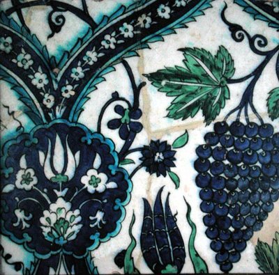 Isnik-tegel met bloemen en een tros druiven door Turkish School