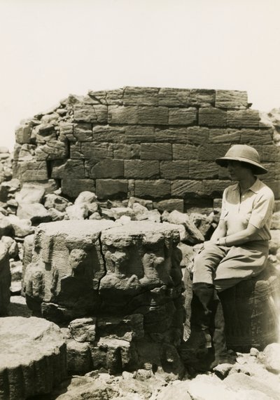 Kolomvoet versierd met goddelijke figuren, Grote behuizing, Musawwarat es Sufra, Soedan, foto door Ugo Monneret de Villard door Ugo Monneret de Villard