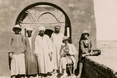 Vier arbeiders, architect Ferdinando Reggiori en archeoloog Ugo Monneret de Villard in het klooster van St Simeon, Aswan, Egypte, foto door Ugo Monneret de Villard door Ugo Monneret de Villard