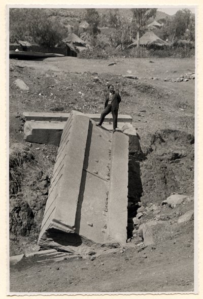 Fragment van stele, Axum, Ethiopië, foto door Ugo Monneret de Villard door Ugo Monneret de Villard