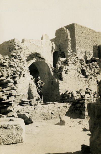 Interieur van de grote donjon (qasr) van het klooster van St Simeon, Aswan, Egypte, foto door Ugo Monneret de Villard door Ugo Monneret de Villard