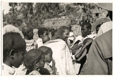 Mannen, vrouwen en kinderen in Axum, Ethiopië, foto door Ugo Monneret de Villard door Ugo Monneret de Villard