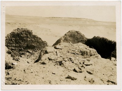 Graven in necropolis, klooster van St Simeon, Aswan, Egypte, foto door Ugo Monneret de Villard door Ugo Monneret de Villard