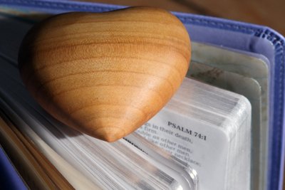 Gesneden houten hart op een Heilige Bijbel door Unbekannt