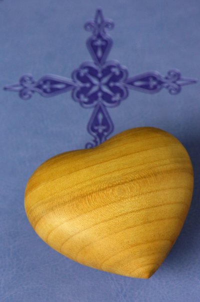 Gesneden houten hart op een Heilige Bijbel door Unbekannt