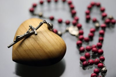 Rozenkrans op een gesneden houten hart door Unbekannt