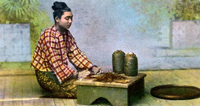 Een Birmese vrouw die sigaren maakt, c1900s door Unbekannt