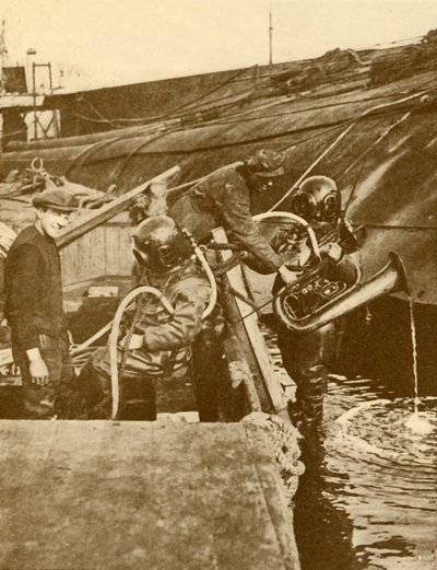 Een duiker met euphonium en zwaarden van de Duitse keizer gezonken bij Scapa, ca. 1930 door Unbekannt