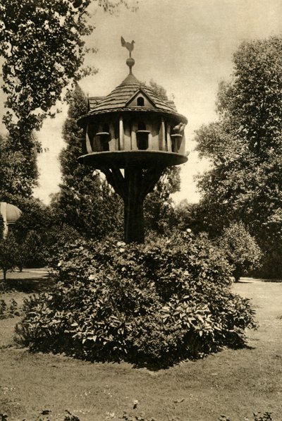 Een duiventil - in de tuin van de Douairière Markiezin van Bute, St. Johns Lodge, Regents Park, 1920 door Unbekannt
