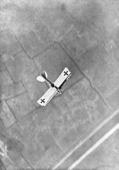 Een Duitse Aviatik vliegtuig gefotografeerd in de vlucht door een Belgische piloot, Ieper, België, 1916 door Unbekannt