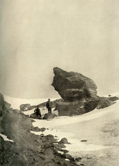 Een grote Kenyte-rotsblok dicht bij de winterkwartieren, ca. 1908, 1909 door Unbekannt