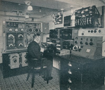 Een Marconi draadloze operator ontvangt draadloze berichten terwijl de Empress of Britain de Atlantische Oceaan oversteekt door Unbekannt