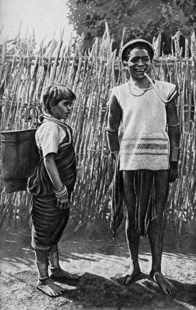 Een Moi-koppel binnen de dorpspalisade, Afrika, 1922 door Unbekannt