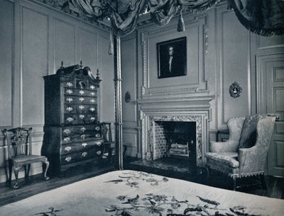 Een New England Chest-on-Chest met Bombe Base in een van de slaapkamers van het paleis van Williamsburg door Unbekannt