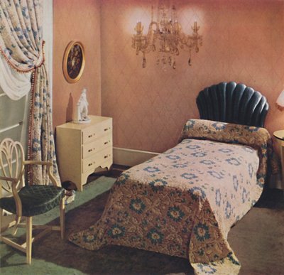Een Vantona Court bedsprei geeft een luxueuze noot aan deze slaapkamer, 1942 door Unbekannt