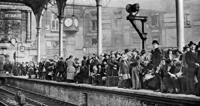 Een menigte op een vrije dag wachtend op een trein naar Margate, Londen, 1926-1927 door Unbekannt