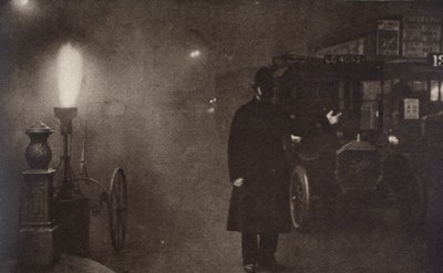 Een agent die verkeer regelt in de mist, Londen, ca. 1910-1920 door Unbekannt