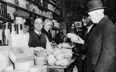 Een klant inspecteert een haggis, Londen, 1926-1927 door Unbekannt