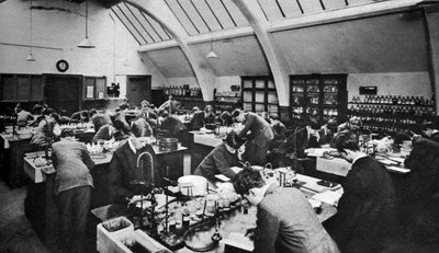 Een laboratorium in een Londense polytechniek, 1926-1927 door Unbekannt