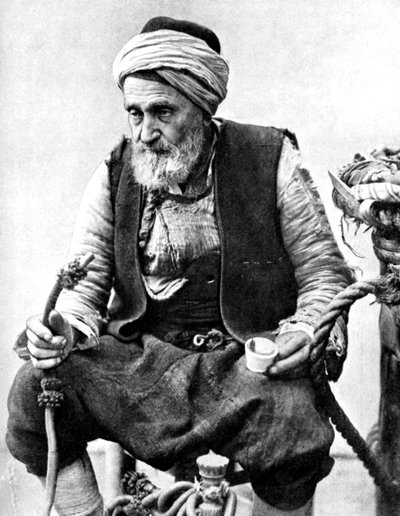 Een boer die koffie drinkt en een waterpijp rookt, Izmir, Turkije, 1936 door Unbekannt