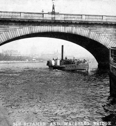 Een stoomboot die onder de Waterloo-brug doorvaart, Londen, begin 20e eeuw door Unbekannt