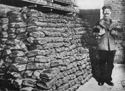 Een voorraad oorlogsboterhammen voor de Duitse troepen, 1915 door Unbekannt