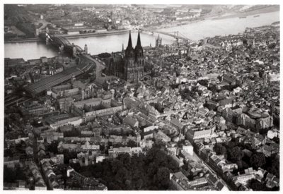 Luchtfoto van Keulen, Noordrijn-Westfalen, Duitsland, vanuit een Zeppelin, circa 1931-1933 door Unbekannt