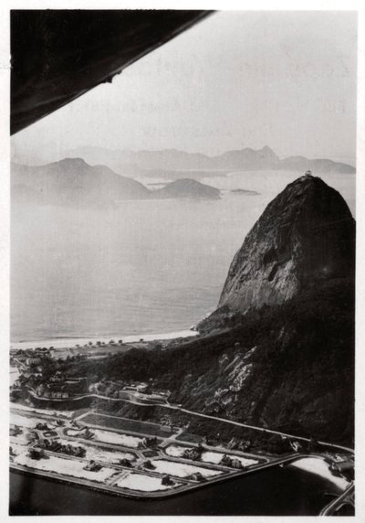 Luchtfoto van de Suikerbroodberg, Rio de Janeiro, Brazilië, vanuit een Zeppelin, 1930-1933 door Unbekannt