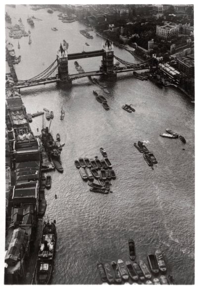Luchtfoto van de Tower Bridge, Londen, vanuit een Zeppelin, 1931 1933 door Unbekannt