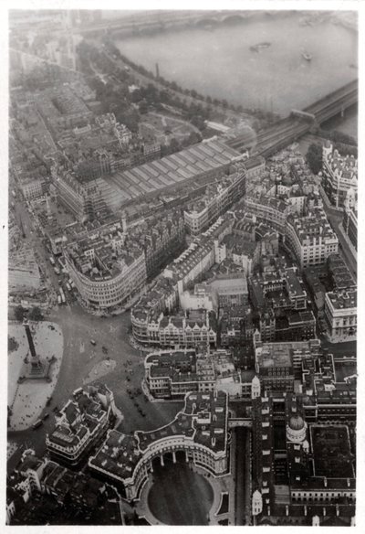 Luchtfoto van Trafalgar Square, Londen, vanuit een Zeppelin door Unbekannt