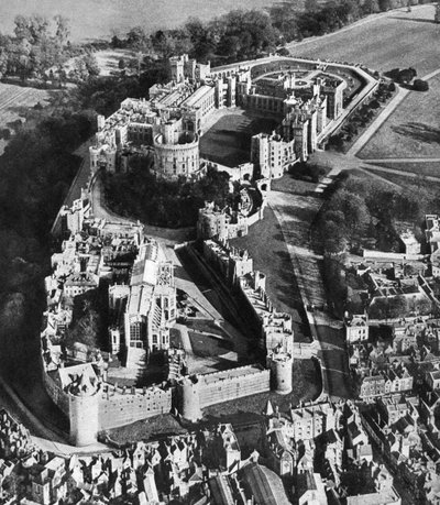 Luchtfoto van Windsor Castle, met St. Georges Chapel op de voorgrond, 1935 door Unbekannt