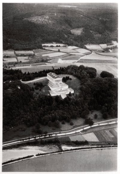 Luchtfoto van de Walhalla Tempel, nabij Regensburg, Duitsland, vanuit een Zeppelin door Unbekannt