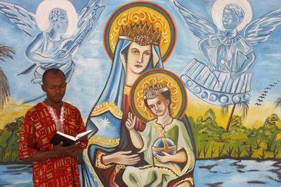 Afrikaanse man die de bijbel leest, Togo Ville, Togo door Unbekannt