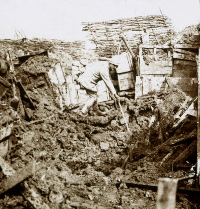 Nasleep van een granaat, een soldaat in de krater, ca. 1914-ca. 1918 door Unbekannt